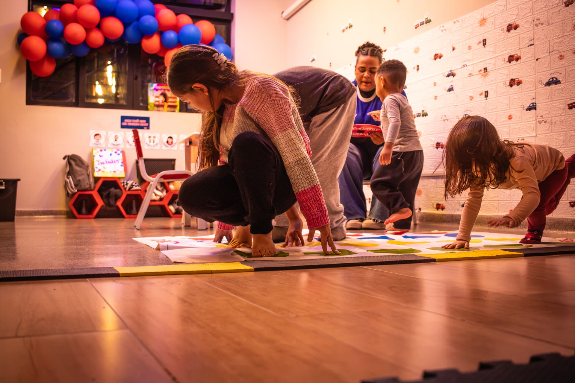 Crianças brincando no Espaço Kids da SkyFit Egas