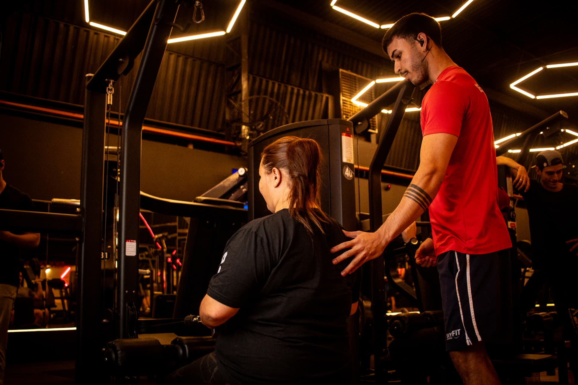 Salão de espera com letreiro EGAS GROUP na SkyFit Egas