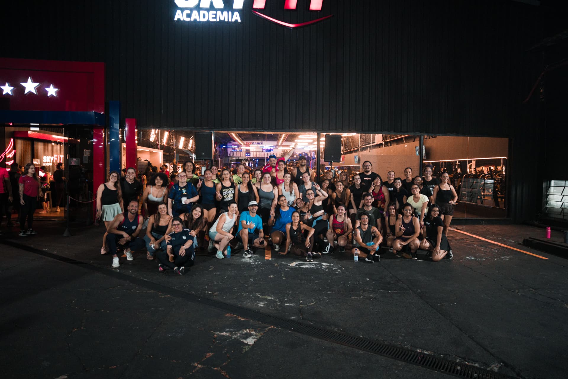 Alunos e equipe reunidos após um evento na SkyFit Egas