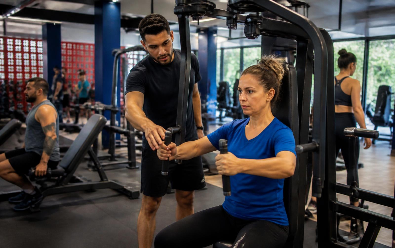 Aluna treinando com acompanhamento da equipe na SkyFit Egas